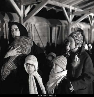 Filmi "Äratus" filmimine. Anne Paluver Salme Petersoni osas. Petersonide lapsed.  similar photo