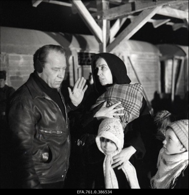 Filmi "Äratus" filmimine. Tõnu Kark Voldemar Rassi osas. Anne Paluver Salme Petersoni osas. Petersonide lapsed.  similar photo