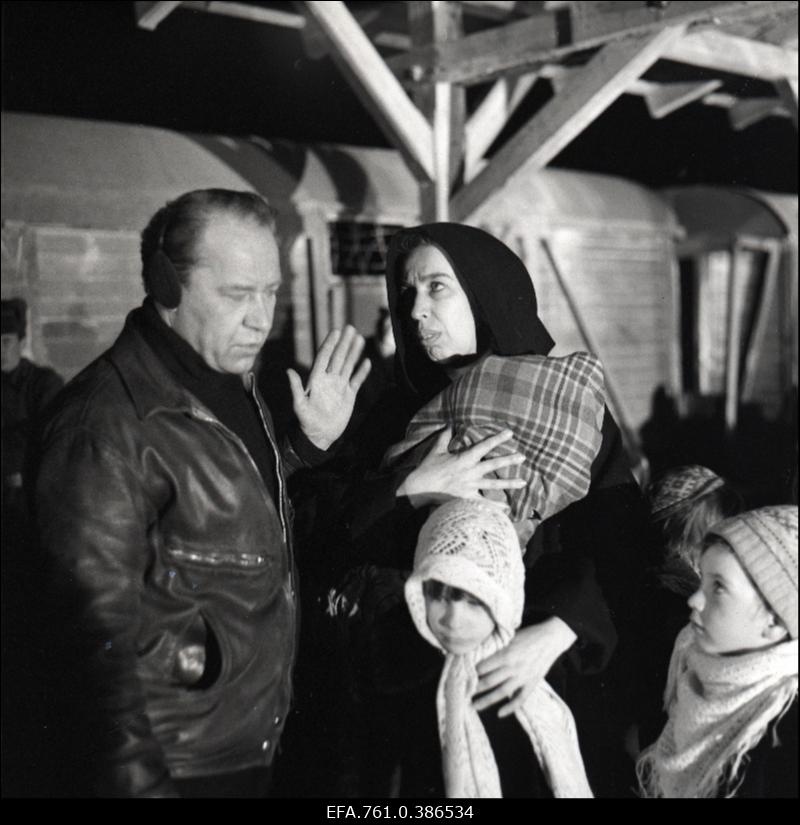 Filmi "Äratus" filmimine. Tõnu Kark Voldemar Rassi osas. Anne Paluver Salme Petersoni osas. Petersonide lapsed.