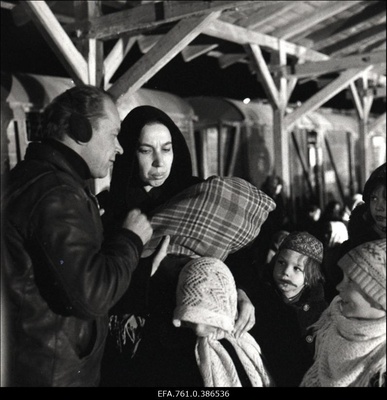 Filmi "Äratus" filmimine. Tõnu Kark Voldemar Rassi osas. Anne Paluver Salme Petersoni osas. Petersonide lapsed.  similar photo