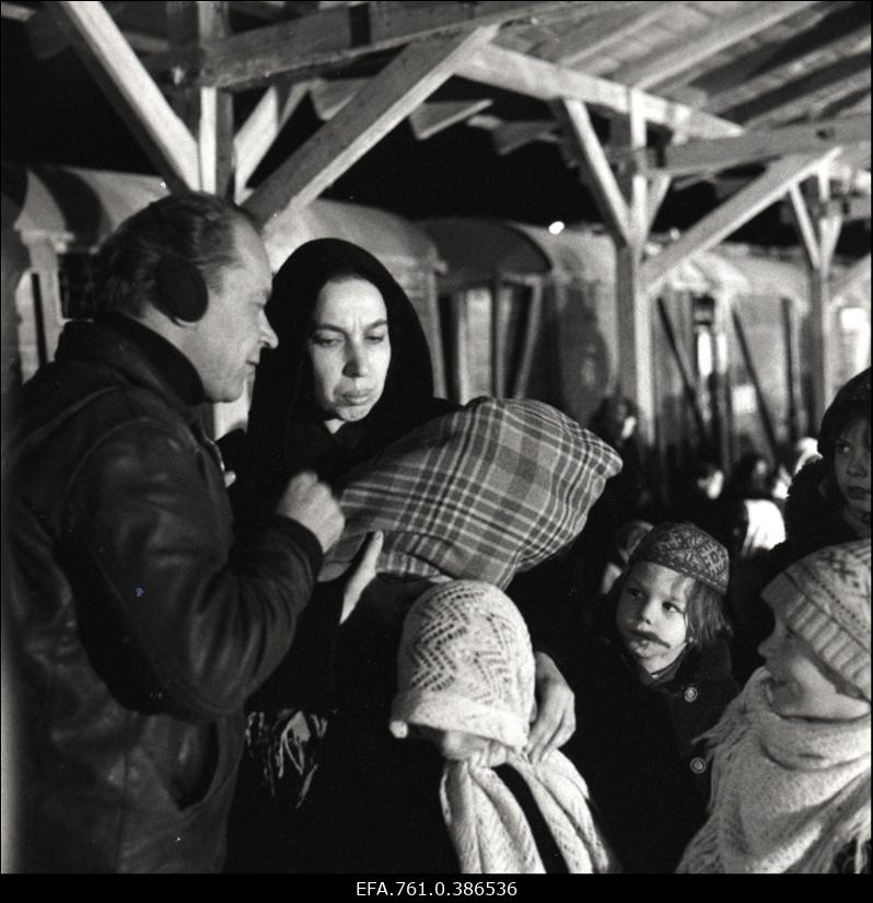 Filmi "Äratus" filmimine. Tõnu Kark Voldemar Rassi osas. Anne Paluver Salme Petersoni osas. Petersonide lapsed.