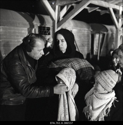 Filmi "Äratus" filmimine. Tõnu Kark Voldemar Rassi osas. Anne Paluver Salme Petersoni osas. Petersonide lapsed.  similar photo