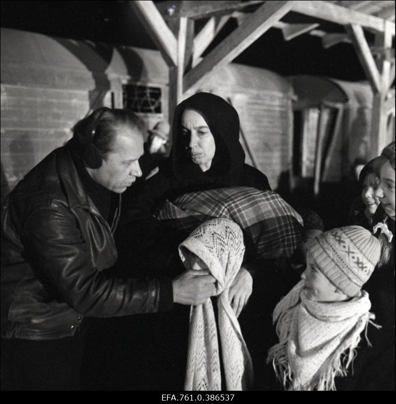 Filmi "Äratus" filmimine. Tõnu Kark Voldemar Rassi osas. Anne Paluver Salme Petersoni osas. Petersonide lapsed.