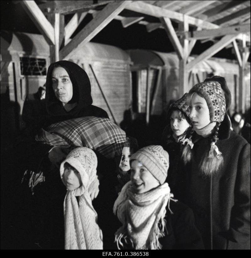 Filmi "Äratus" filmimine. Anne Paluver Salme Petersoni osas. Petersonide lapsed.