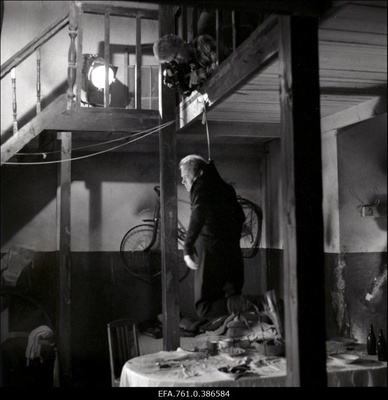 Filmi "Äratus" filmimine. Tõnu Kark Voldemar Rassi osas. Operaator Mait Mäekivi.  duplicate photo