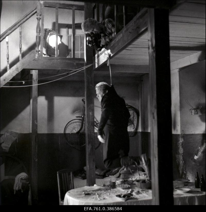 Filmi "Äratus" filmimine. Tõnu Kark Voldemar Rassi osas. Operaator Mait Mäekivi.