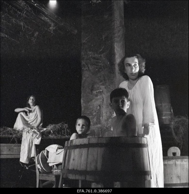 Filmi "Äratus" filmimine. Anne Paluver Salme Petersoni osas. Petersonide lapsed.  similar photo
