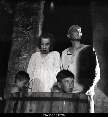 Filmi "Äratus" filmimine. Arvo Kukumägi Kaarel Petersoni osas. Anne Paluver Salme Petersoni osas. Petersonide lapsed.  similar photo