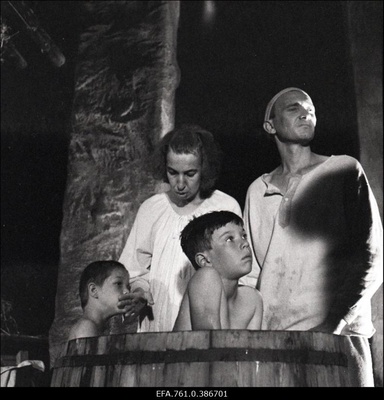 Filmi "Äratus" filmimine. Arvo Kukumägi Kaarel Petersoni osas. Anne Paluver Salme Petersoni osas. Petersonide lapsed.  similar photo