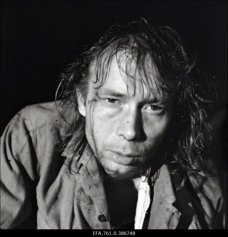 Filmi "Äratus" filmimine. Määritsa lahingu lõpp. Haavatud võitleja autokastis.