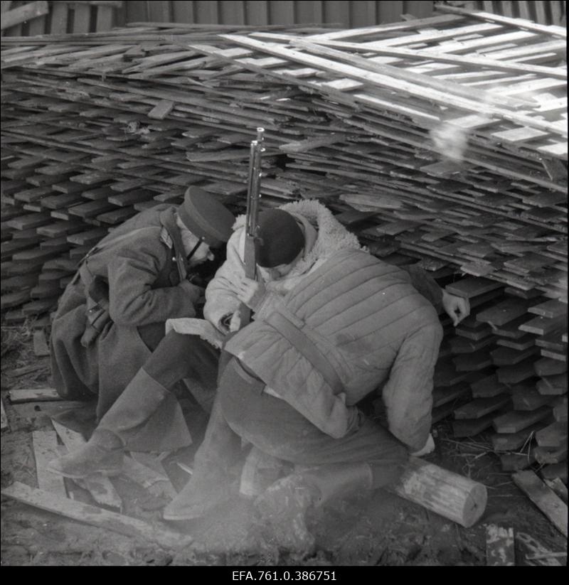 Filmi "Äratus" filmimine. Määritsa lahing. Sergei Tšerkassov I ohvitseri osas. Mati Klooren Richardi Sassi osas. Jaan Rekkor Peeter Kängsepa osas.