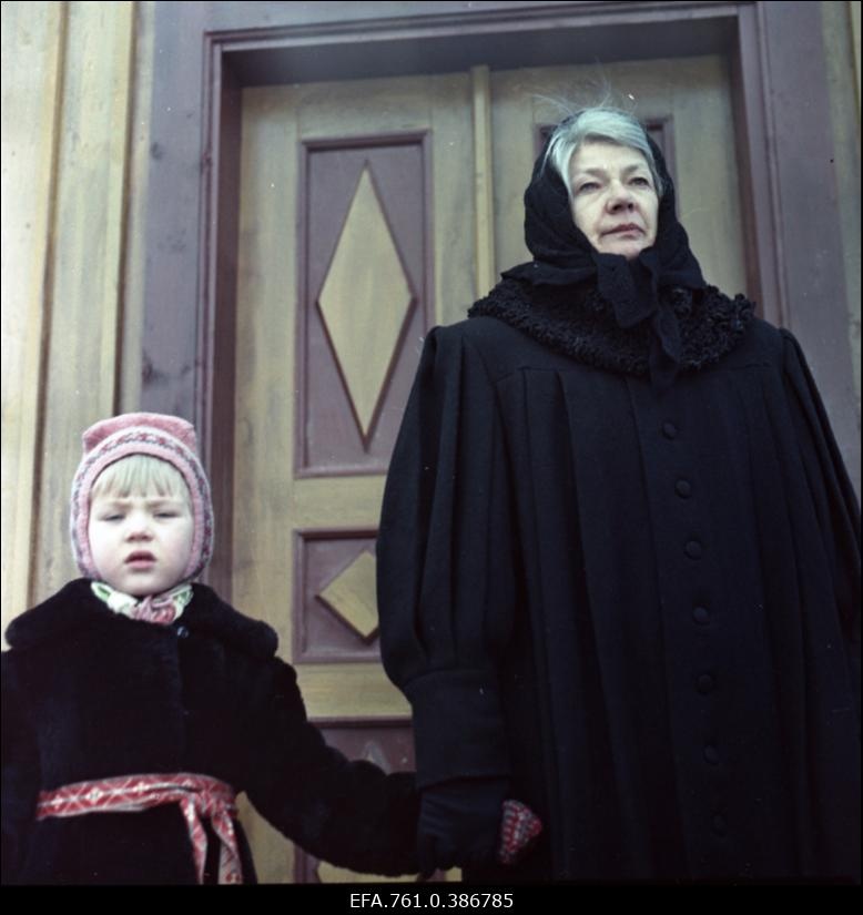 Filmi "Äratus" filmimine. Hilja Varem Nuudimäe Armilde osas. Liina Lintrop Väikese Liisi osas. Küüditajad on jõudnud Määritsa tallu.