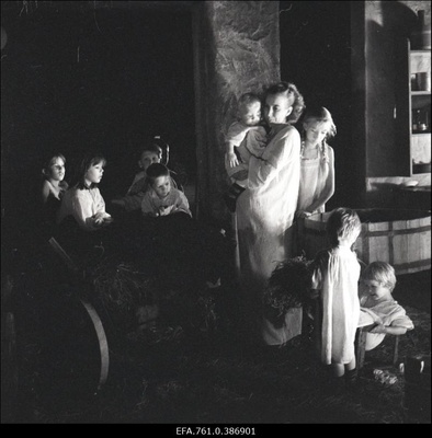 Filmi "Äratus" filmimine. Anne Paluver Salme Petersoni osas. Petersonide lapsed.  similar photo