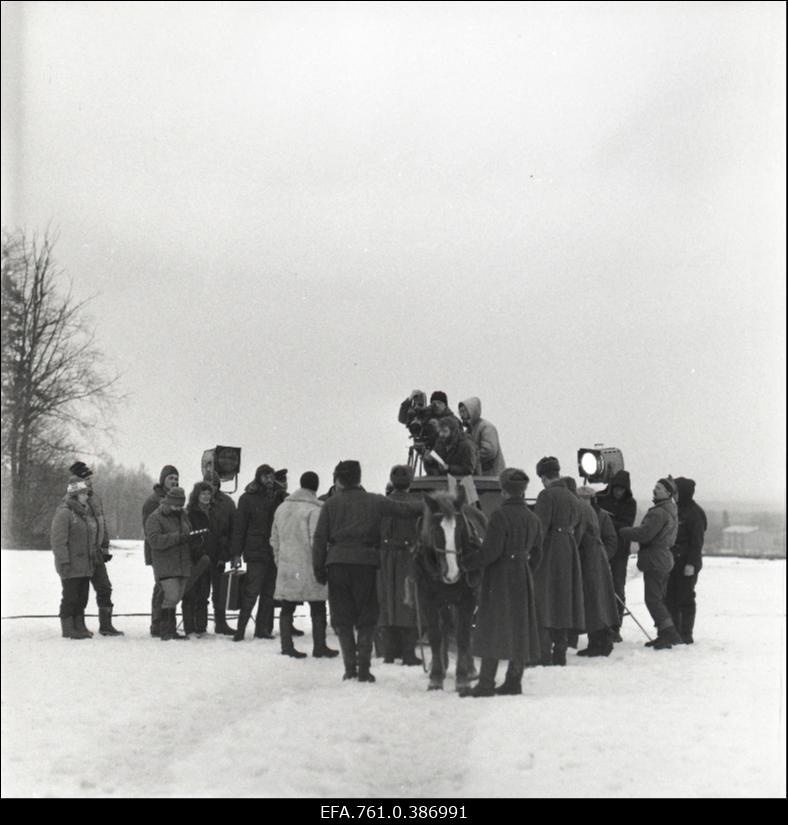 Filmi "Äratus" filmimine. Kinnijäänud veoauto lükkamise episoodi filmimine.