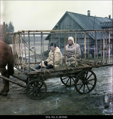 Filmi "Äratus" filmimine. Kaljo Kiisk Mõistuse Jaani ja Mati Klooren Richardi Sassi osas küüdivankril.  similar photo