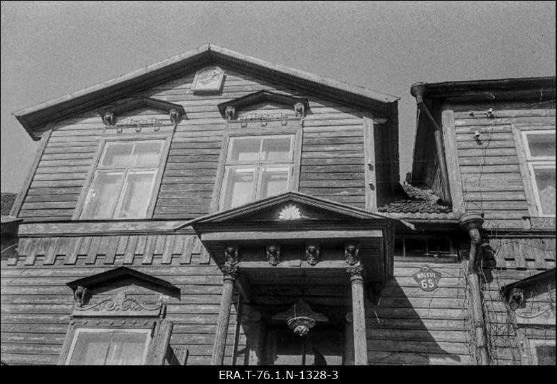 Tartu linn, Kalevi tn 65. Fragment mansardkorrusega.