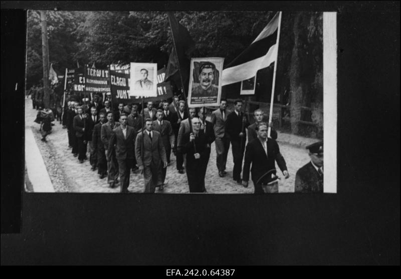 Demonstratsioon Kuressaares Eesti vastuvõtmise puhul NSV Liidu koosseisu, esiplaanil Rahva Omakaitse Saaremaa rühm.