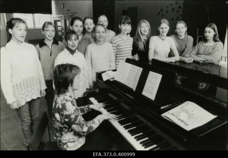 Kuressaare Gümnaasiumi 7.b klassi ansambel Turteltuvid ja õpetaja Helle Rand.