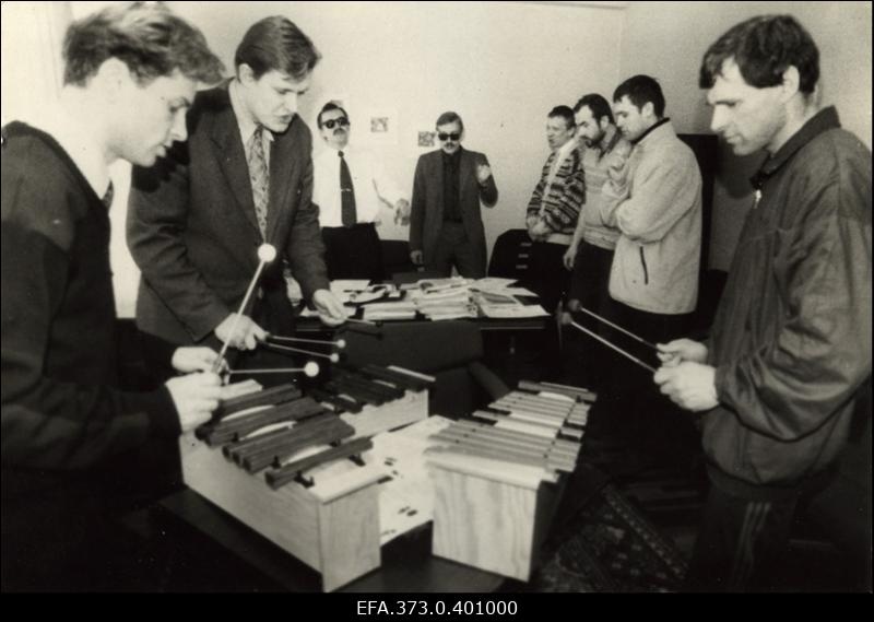 Kuressaare Gümnaasiumi meesõpetajate räppkollektiiv Punane Seelik naistepäevakontserdi proovis.