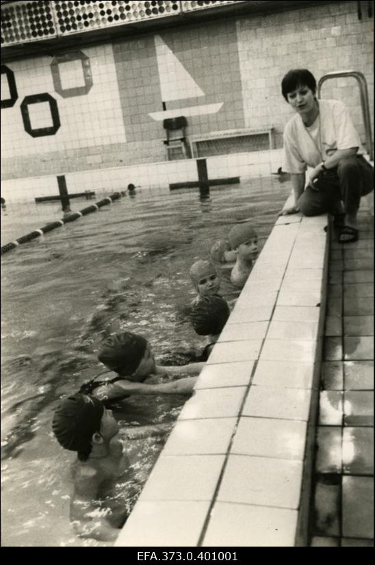 Kuressaare Gümnaasiumi ujulas.