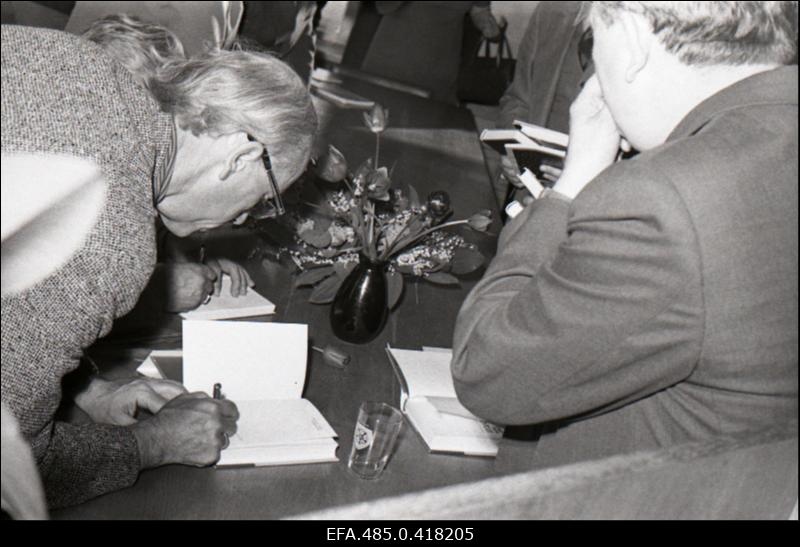 Kirjanike kohtumine Saaremaa raamatusõpradega. Autogrammi annab Lennart Meri.