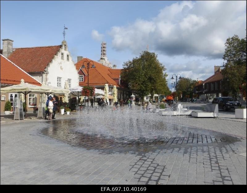 Kuressaare vaade. Keskväljaku purskkaevud.