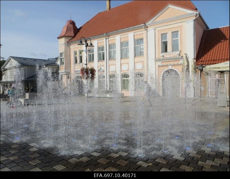 Kuressaare vaade. Keskväljaku purskkaevud.