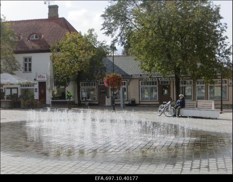 Kuressaare vaade. Keskväljaku purskkaevud.