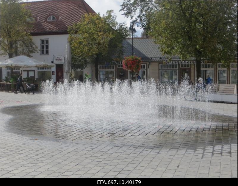 Kuressaare vaade. Keskväljaku purskkaevud.