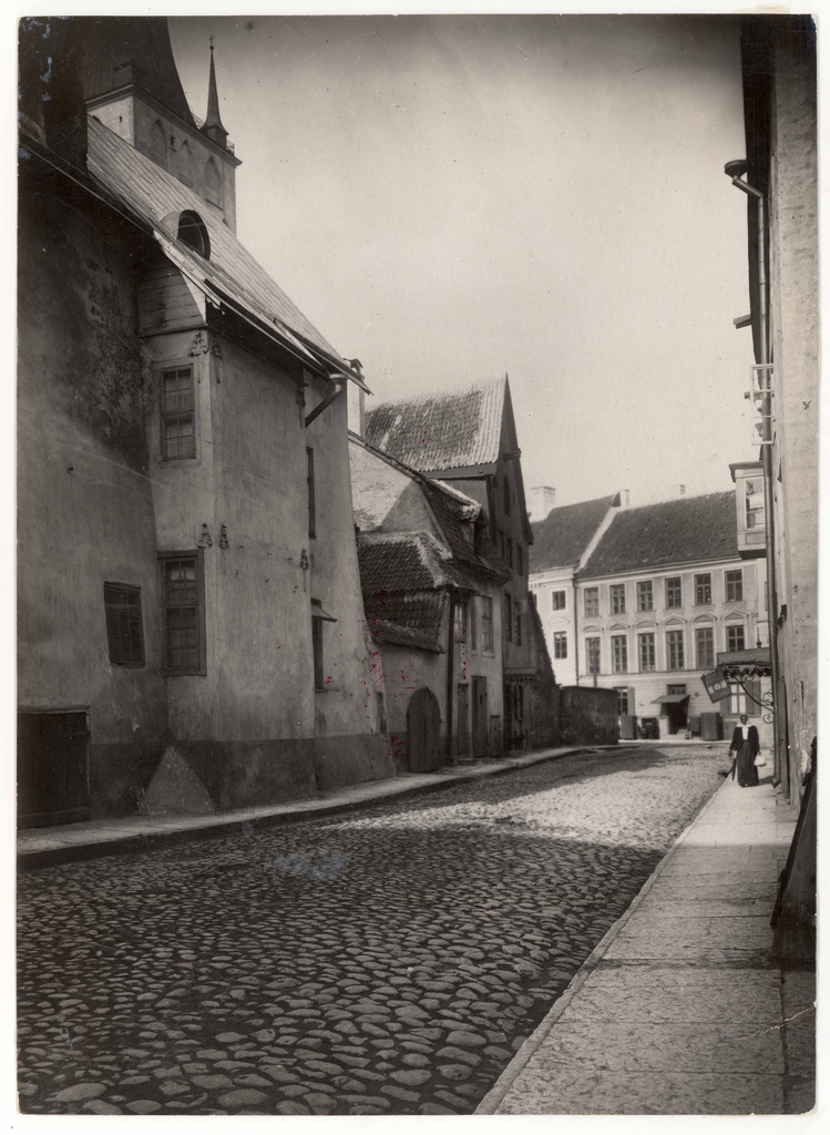 Inch street view from O to Laia tn. Part of the tower of the Oleviste Church
