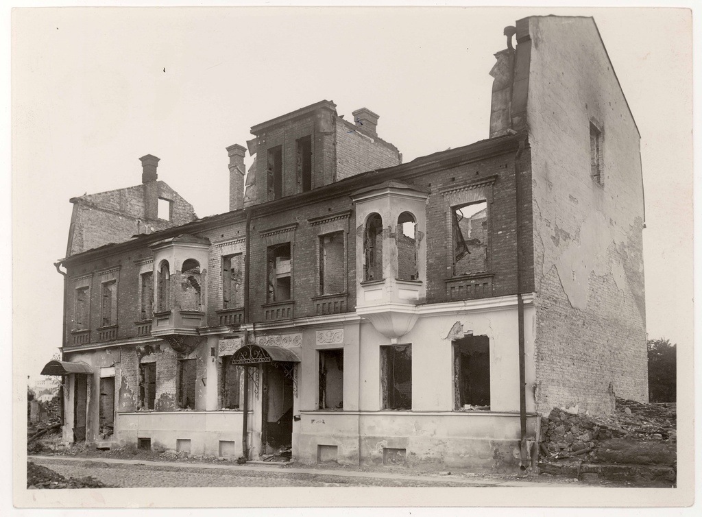 Narva tn 42 (degraded) façades after war breaks