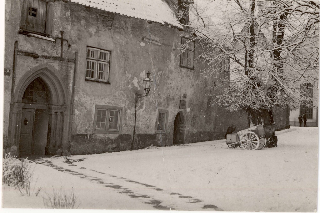 All-city. Pastor house of the Niguliste Church (15.Saj). Destroyed in 1944). General view of the facade on the side