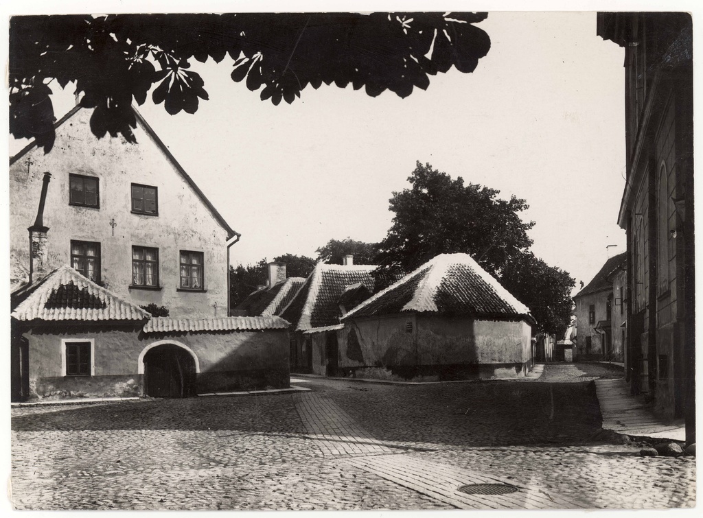 Toompea. View of the Cross of the Court of Peace, Toom-Rüütel and Church Street in no