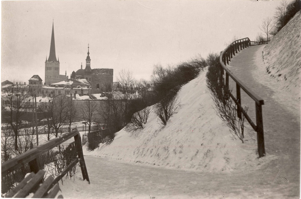 All-city. View from Patkuli stairs southeast towards the church of Oleviste in winter