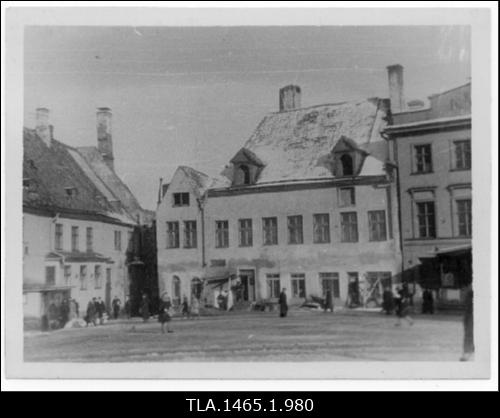 Raekoja plats 12-13.