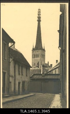 Kloostri-Kooli tänav (Kloster-Schul-gasse) vaatega Oleviste kirikule. Torni taastamistööd.  duplicate photo
