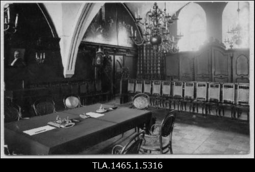 Raekoda, raesaal (paremal maal Jüri Vilmsi portreest).