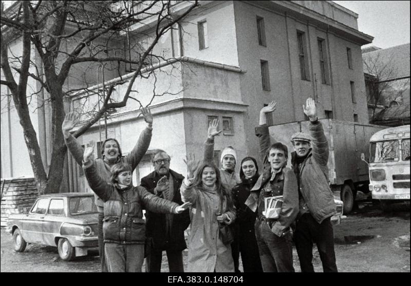Rakvere Teatri näitlejad Madis Kalmet, Kaie Uustal, Rein Olmaru, Terje Pennie, Arvi Mägi, Kiiri Tamm, Erik Moldov, Toomas Suuman rahvusvahelisel teatripäeval enne külalisesinemisele sõitu.