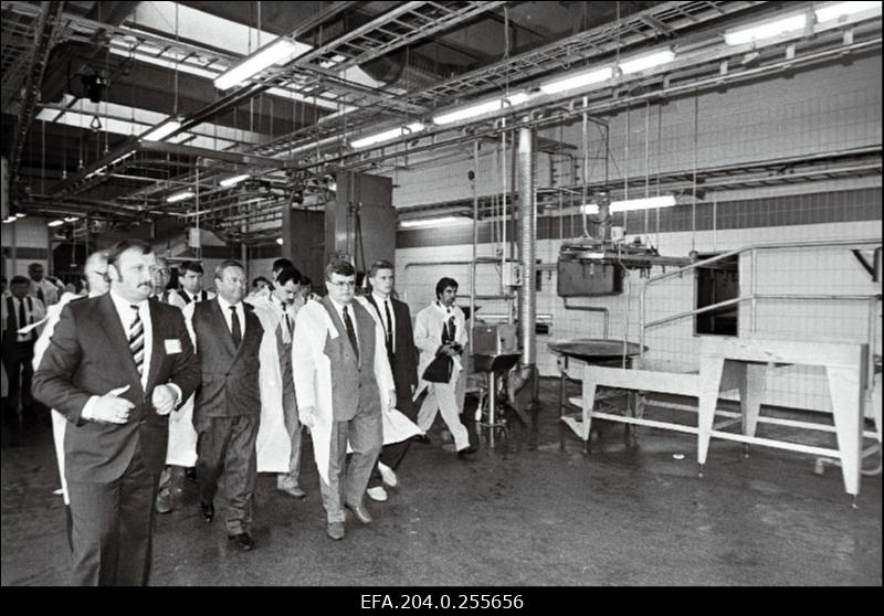 Soome ja Eesti delegatsioon Rakvere lihakombinaadi tsehhides uudistamas.