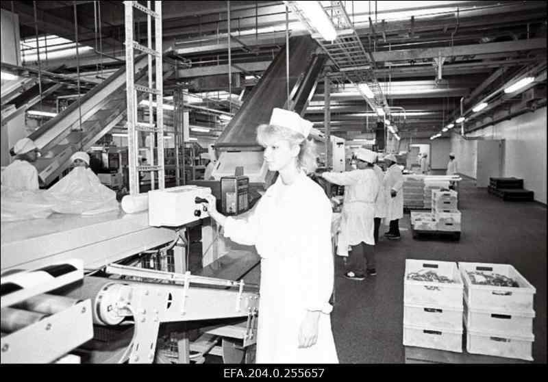 Rakvere lihakombinaadi töötajad liini peal tsehhis töötamas.