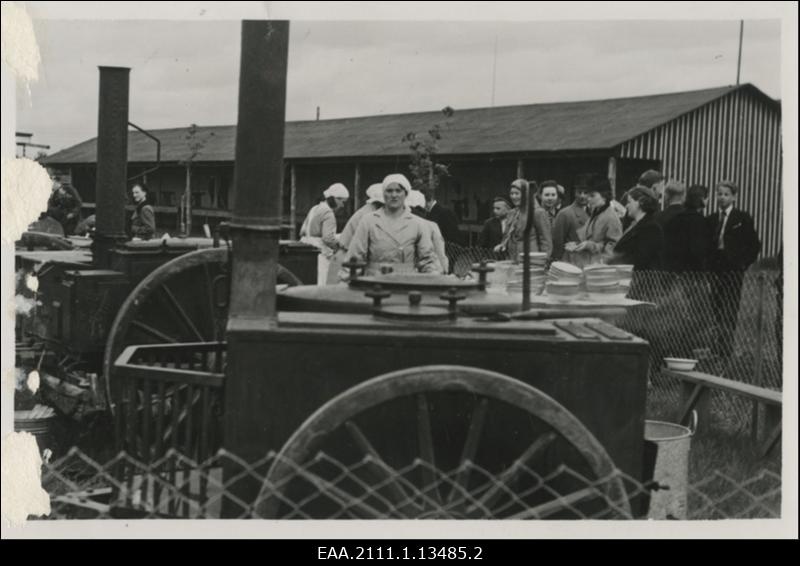 Kaitseliidu Tartu maleva ja Naiskodukaitse Tartu ringkonna ühised kevadpidustused Tartu Eesti Põllumeeste Selti näituseväljakul 02.06.1940, naiskodukaitsjad väliköögis suppi keetmas