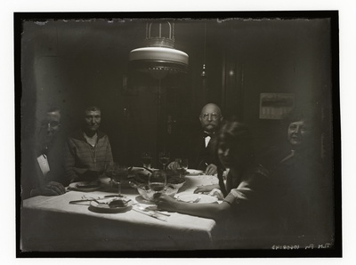 Grupipilt: seltskond laua taga  similar photo