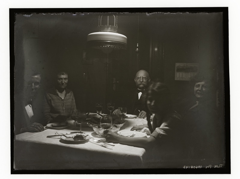 Grupipilt: seltskond laua taga