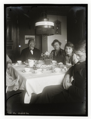 Grupipilt: seltskond laua taga  similar photo