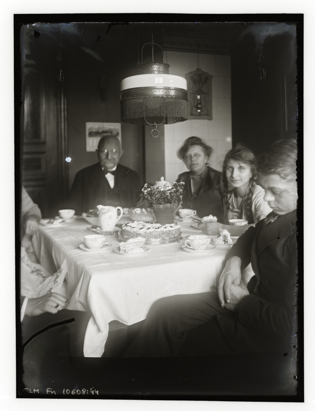 Grupipilt: seltskond laua taga