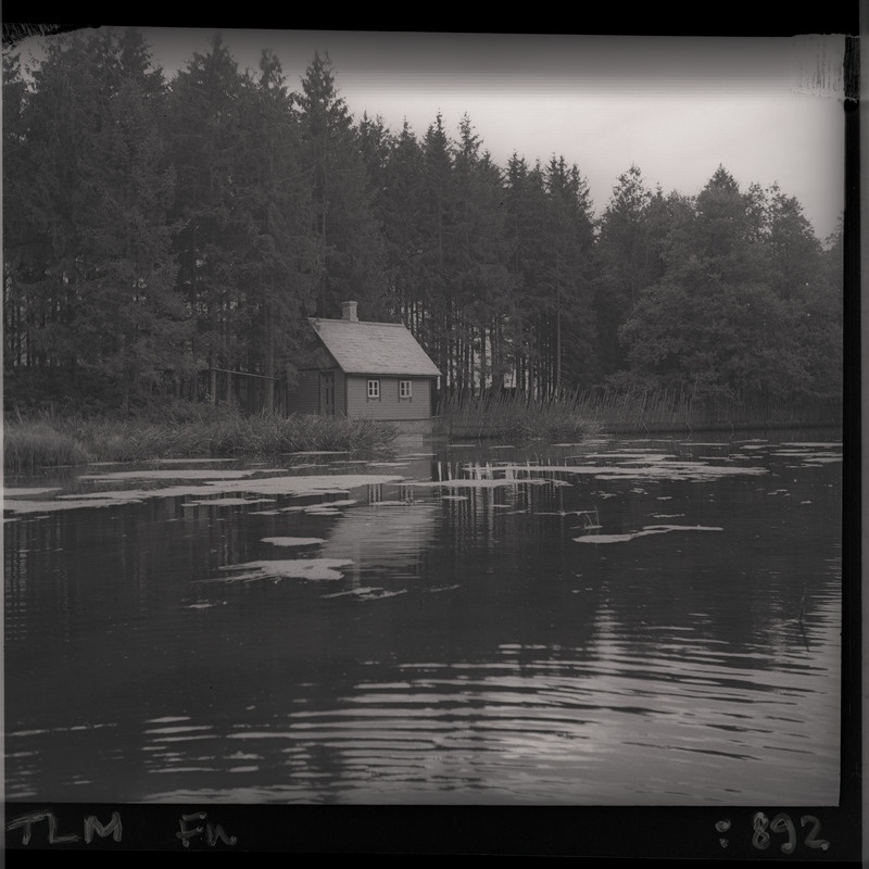 Maastik - Valgejõgi, hoone jõekaldal