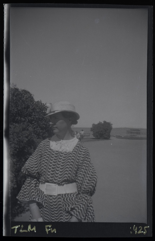 Portree: kübaraga naine rannal