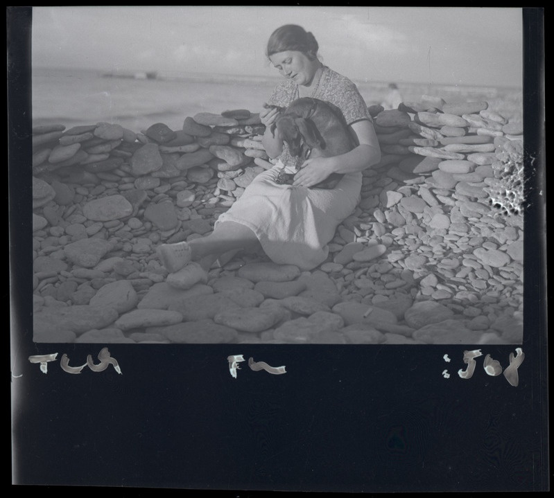 Koer - taks Kille - ja Johanna Triefeldt Toila rannal