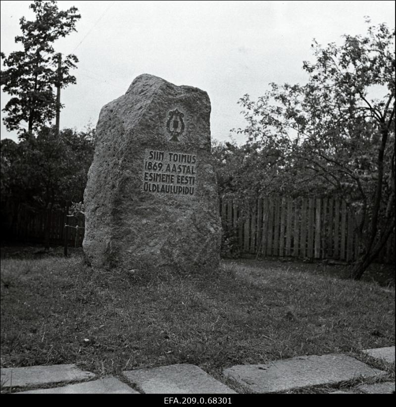 1869. aastal toimunud esimese Eesti üldlaulupeo kohta tähitav mälestuskivi Tartus.