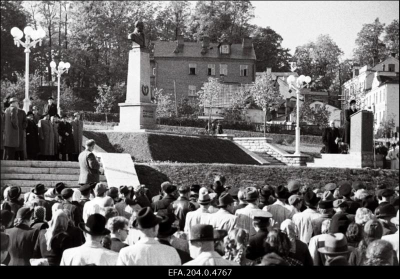 Väljapaistva nõukogude kirurgi akadeemik N. Pirogovi mälestussamba avamine Tartus.